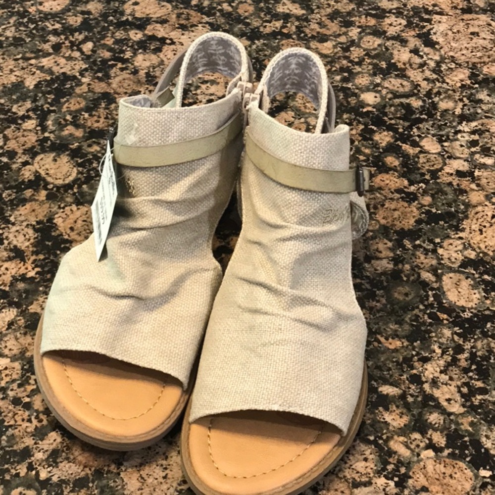 Blowfish Small wedge fabric peep toe